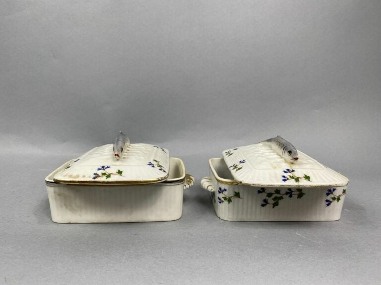 Ensemble de deux terrines à poisson en porcelaine à décor de barbeau, la prise…