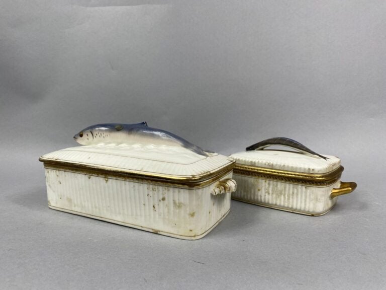 Ensemble de deux terrines à poisson en porcelaine à décor de filets dorés, la p…