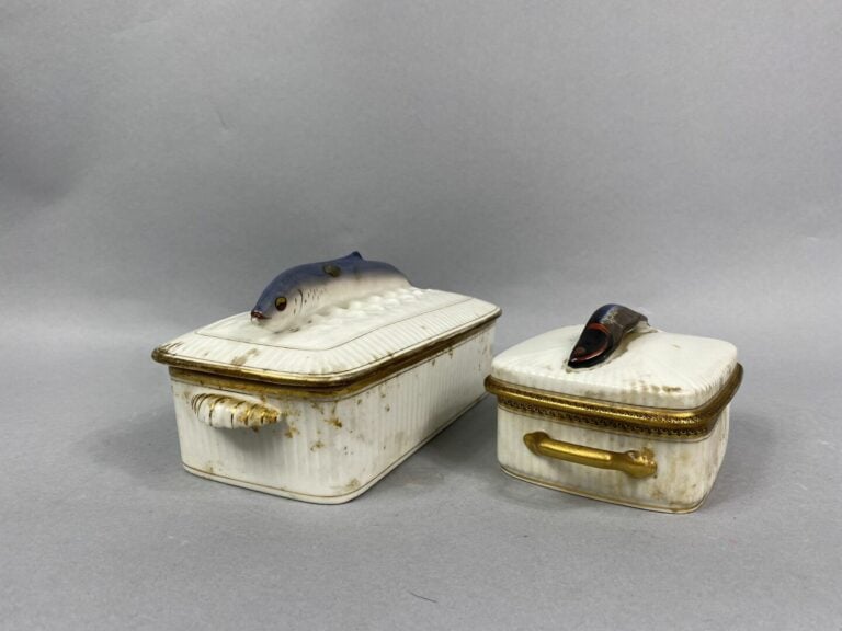Ensemble de deux terrines à poisson en porcelaine à décor de filets dorés, la p…