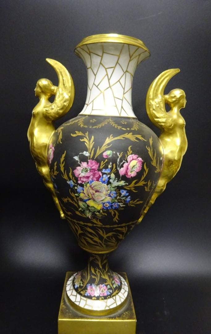 Ensemble de deux vases: - - le premier en porcealine de Limoges de forme balust…