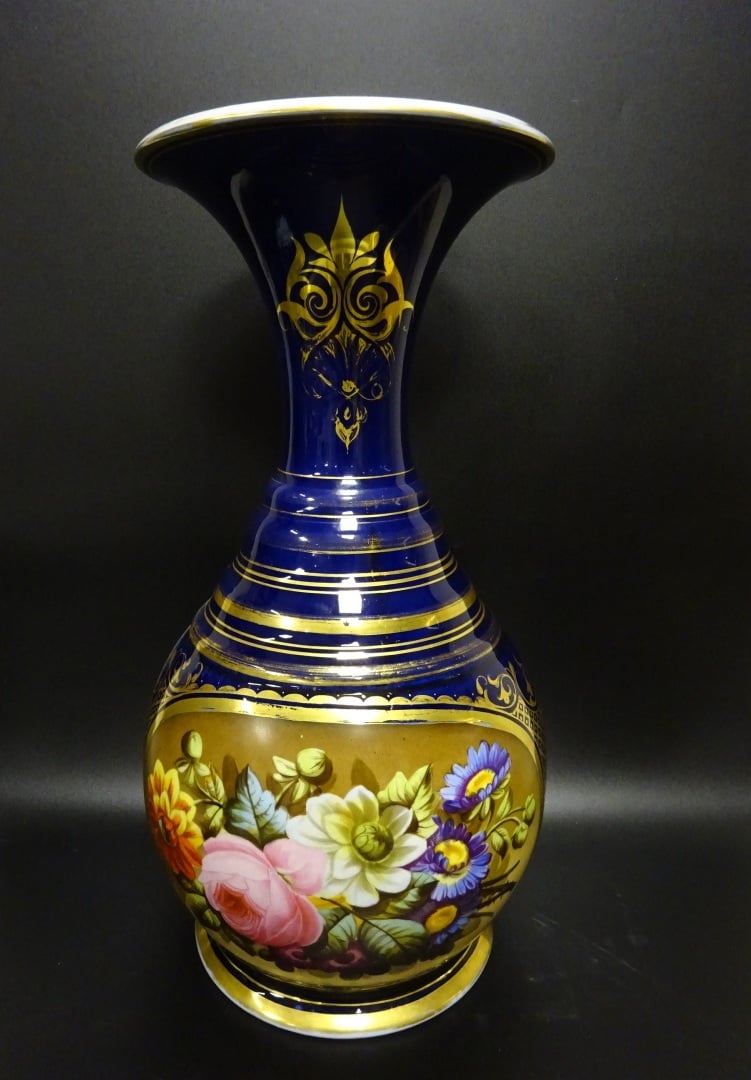 Ensemble de deux vases: - - le premier en porcealine de Limoges de forme balust…