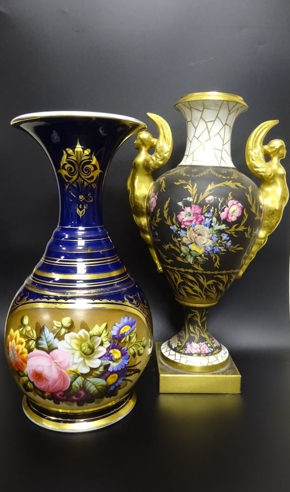 Ensemble de deux vases: - - le premier en porcealine de Limoges de forme balust…