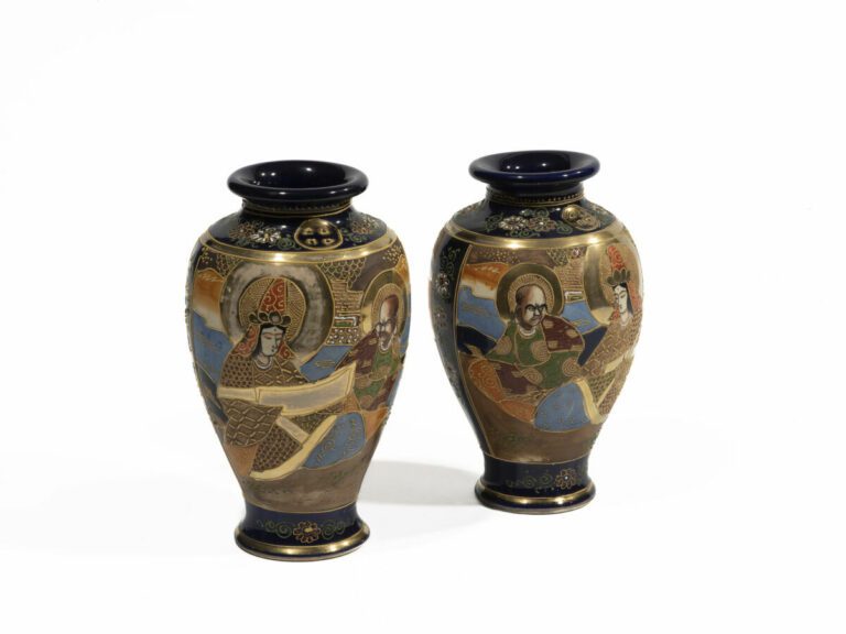 Ensemble de deux vases Satsuma en céramique, à décor de savants et divinités su…