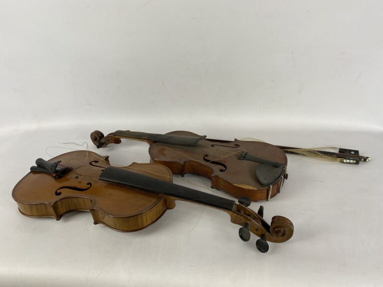 Ensemble de deux violons et archets - dont l'un porte une étiquette "A. SALVATO…