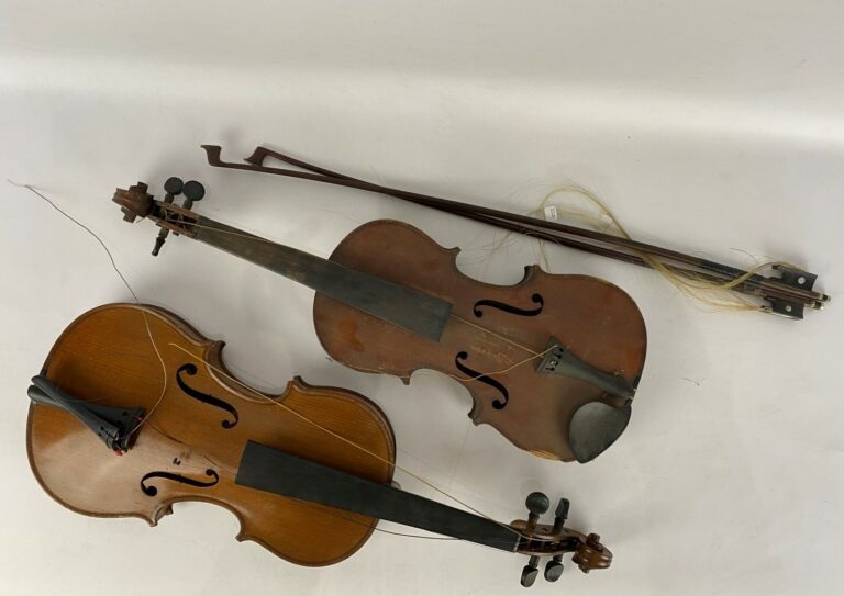 Ensemble de deux violons et archets - dont l'un porte une étiquette "A. SALVATO…