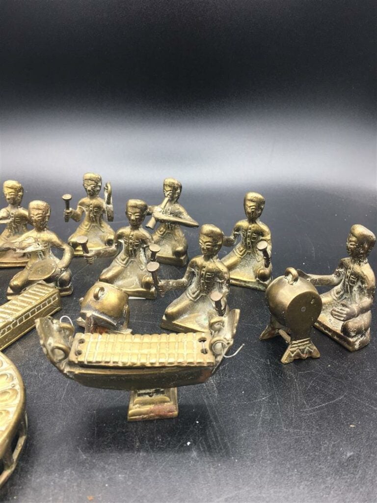 Ensemble de figurines en bronzes représentant des musiciens et leurs instrument…
