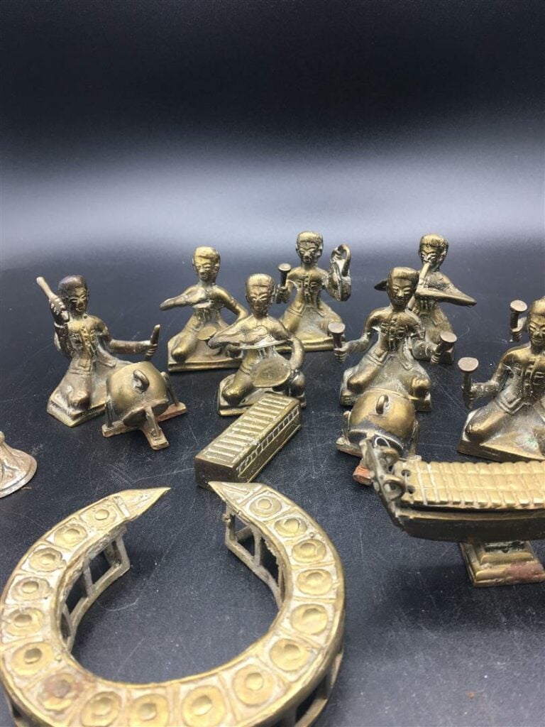 Ensemble de figurines en bronzes représentant des musiciens et leurs instrument…
