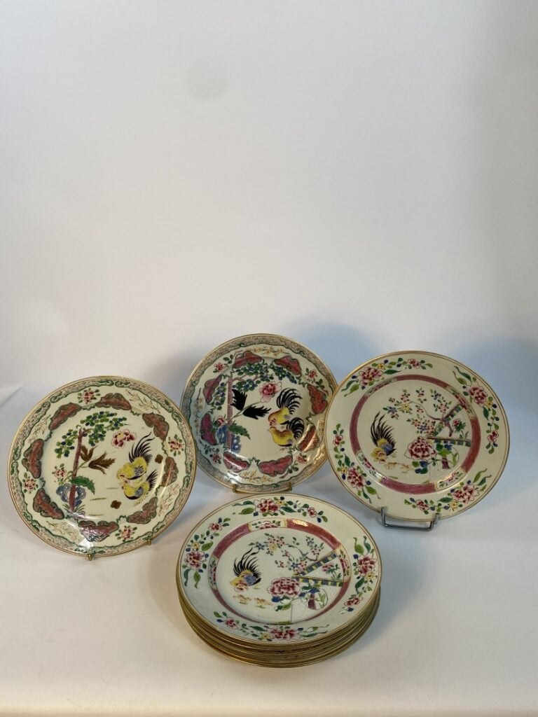 ENSEMBLE DE HUIT (8) ASSIETTES EN PORCELAINE EMAILLEE DANS LE GOUT COMPAGNIE DE…