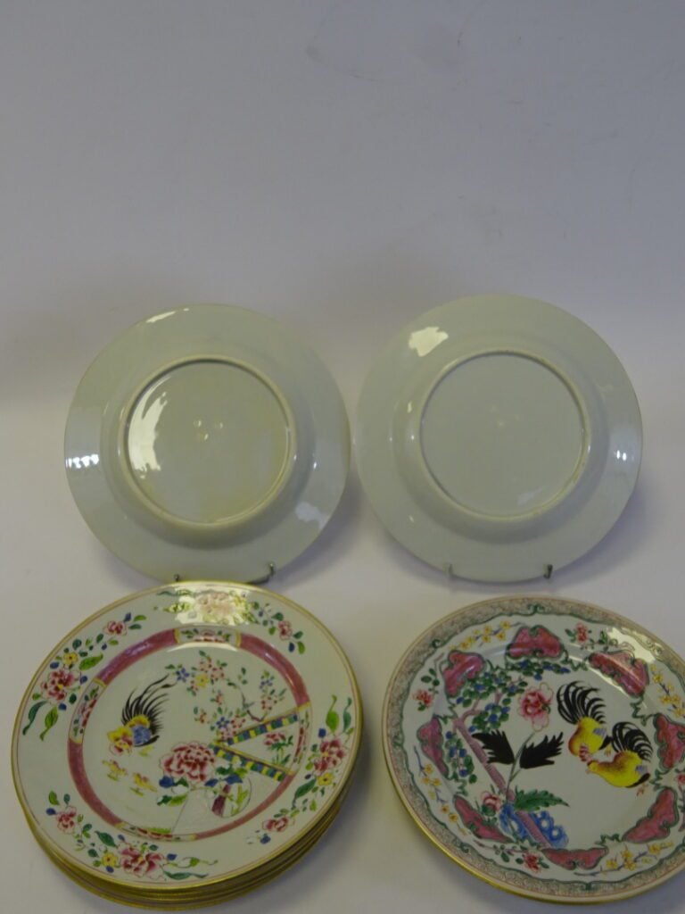 ENSEMBLE DE HUIT (8) ASSIETTES EN PORCELAINE EMAILLEE DANS LE GOUT COMPAGNIE DE…
