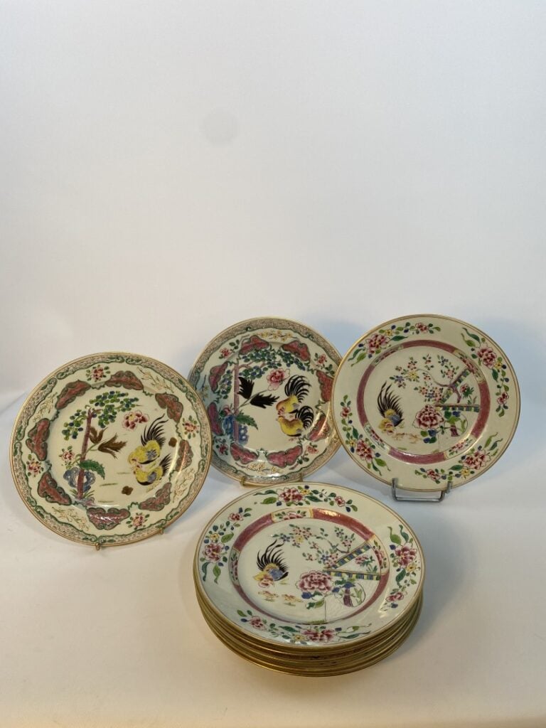 ENSEMBLE DE HUIT (8) ASSIETTES EN PORCELAINE EMAILLEE DANS LE GOUT COMPAGNIE DE…