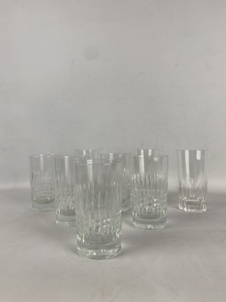 Ensemble de huit verres en cristal dont BACCARAT - (petites égrenures)
