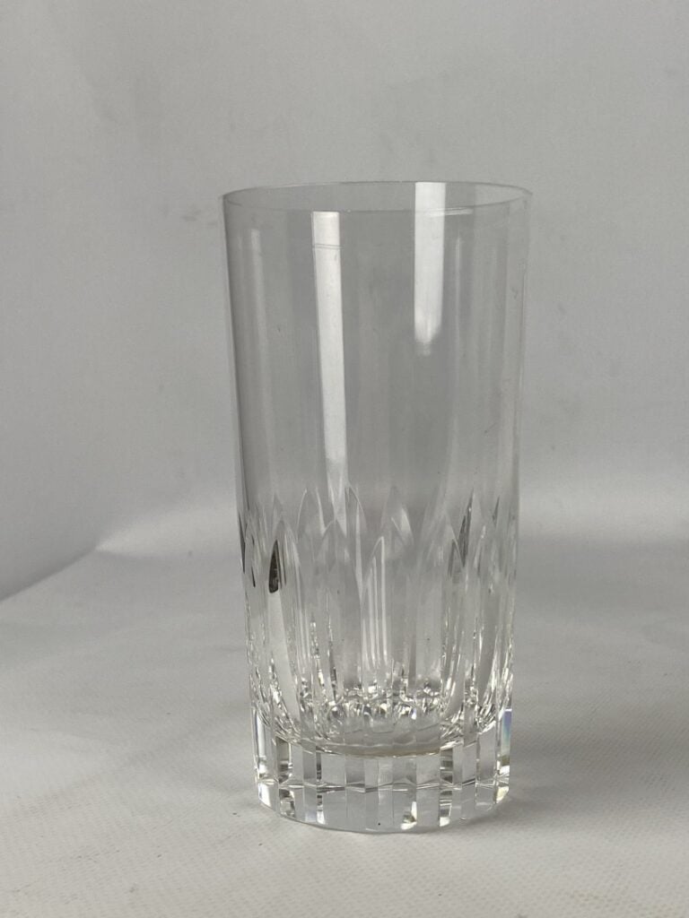 Ensemble de huit verres en cristal dont BACCARAT - (petites égrenures)