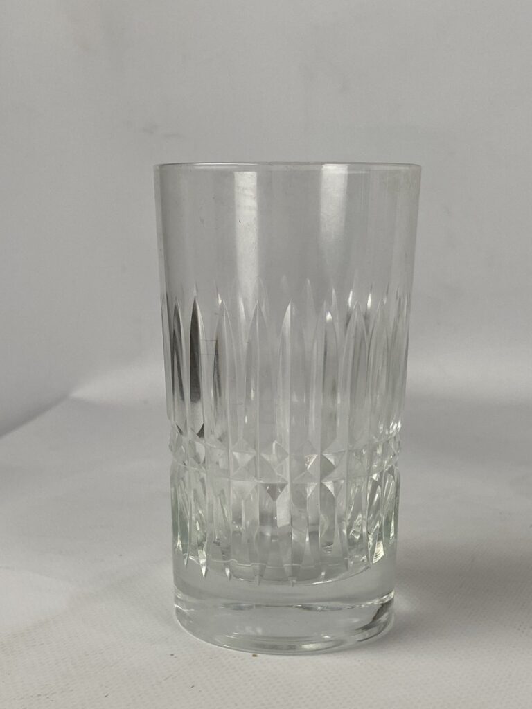 Ensemble de huit verres en cristal dont BACCARAT - (petites égrenures)