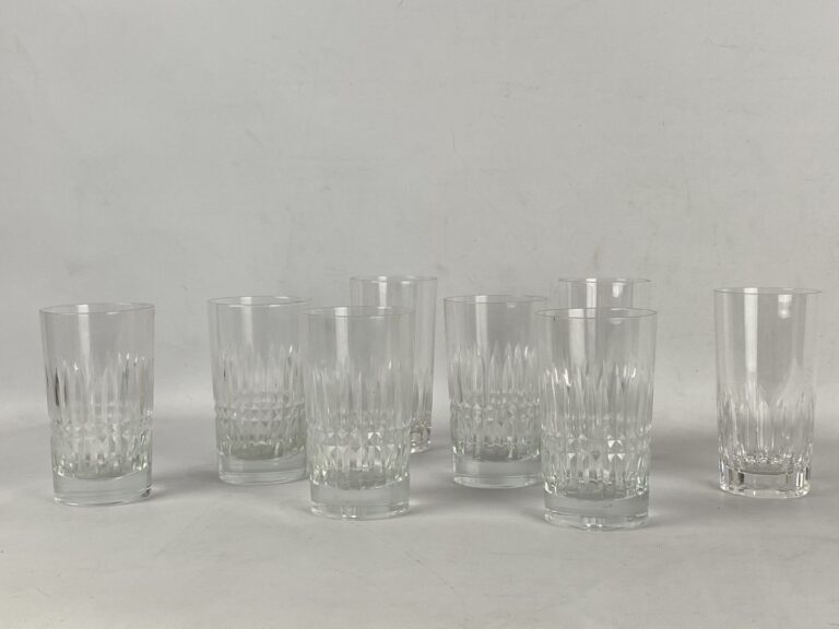 Ensemble de huit verres en cristal dont BACCARAT - (petites égrenures)