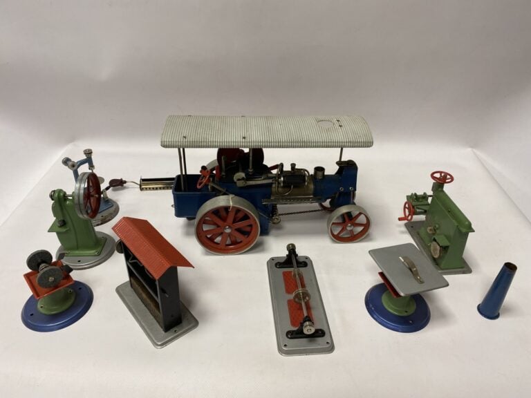 Ensemble de jouets en tôle, modèle réduit de voitures et diverses machines méca…