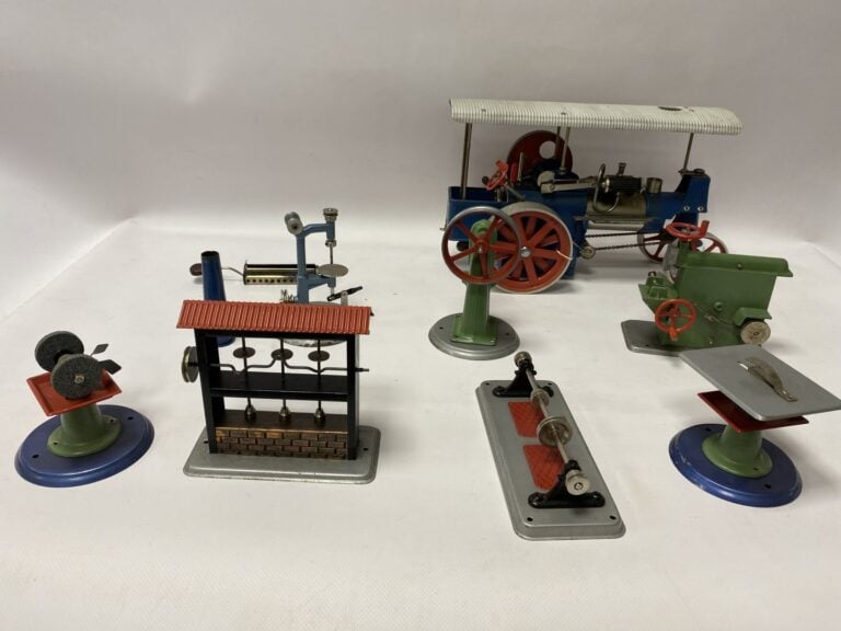 Ensemble de jouets en tôle, modèle réduit de voitures et diverses machines méca…