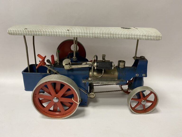 Ensemble de jouets en tôle, modèle réduit de voitures et diverses machines méca…
