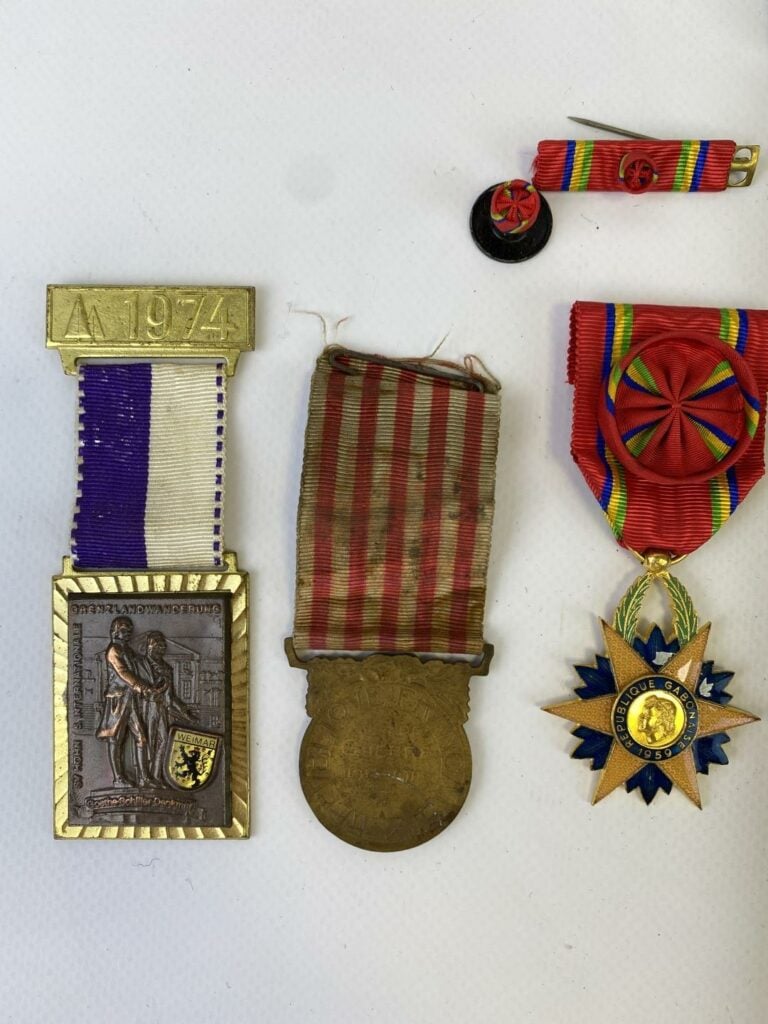 Ensemble de médailles - Comprenant - - Ensemble de médailles notamment insignes…