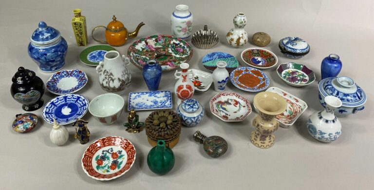 Ensemble de miniatures comprenant des vases, petites assiettes, théières, tabat…