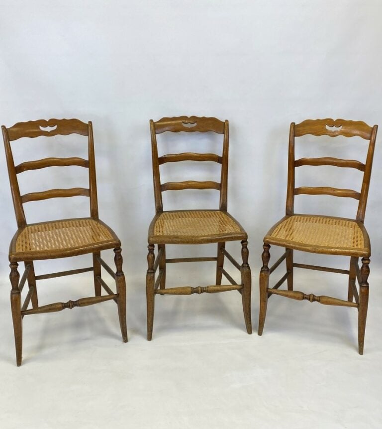 Ensemble de mobilier comprenant un table en bois naturel à deux tiroirs, une ch…