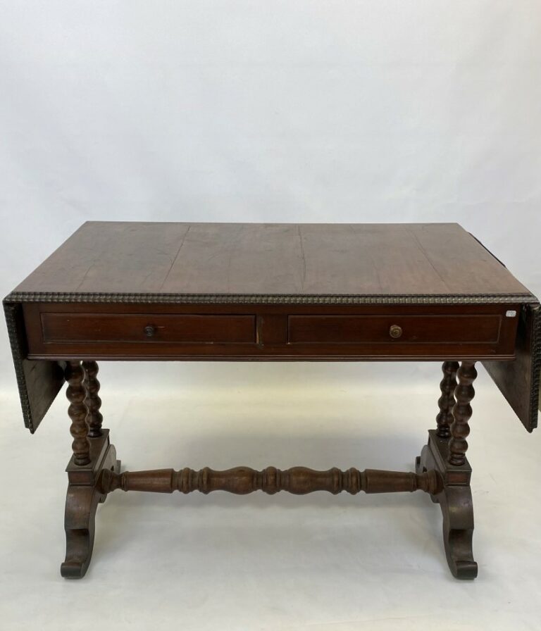 Ensemble de mobilier comprenant un table en bois naturel à deux tiroirs, une ch…