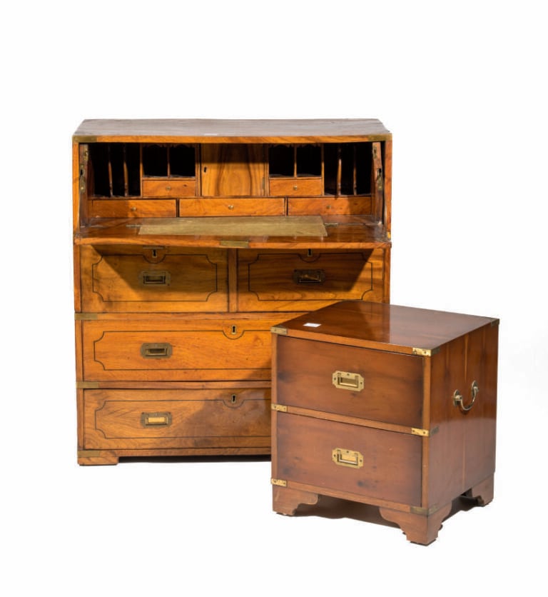 Ensemble de mobilier de marine comprenant : - 1 secrétaire en bois de placage à…