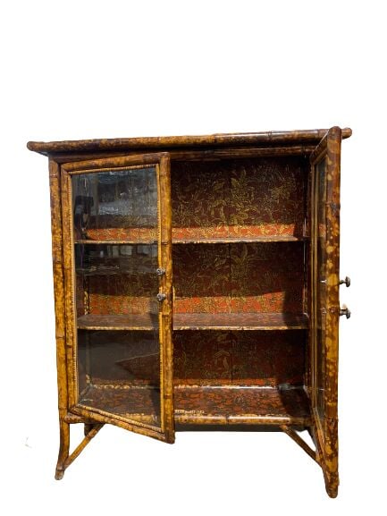 Ensemble de mobilier en bambou, légèrement teinté, comprenant une vitrine à deu…