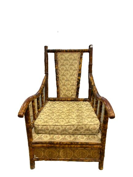 Ensemble de mobilier en bambou, légèrement teinté, comprenant une vitrine à deu…