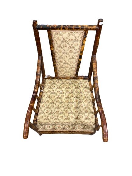Ensemble de mobilier en bambou, légèrement teinté, comprenant une vitrine à deu…