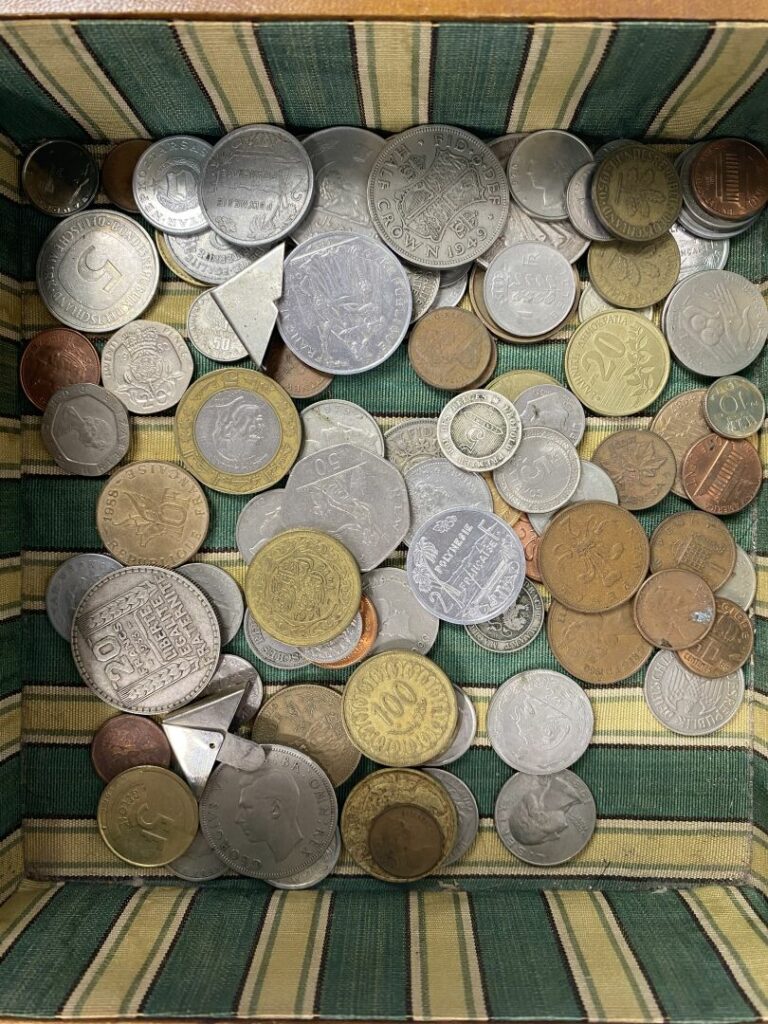 Ensemble de monnaies et médailles divers dans un coffret en cuir marqué "A la m…