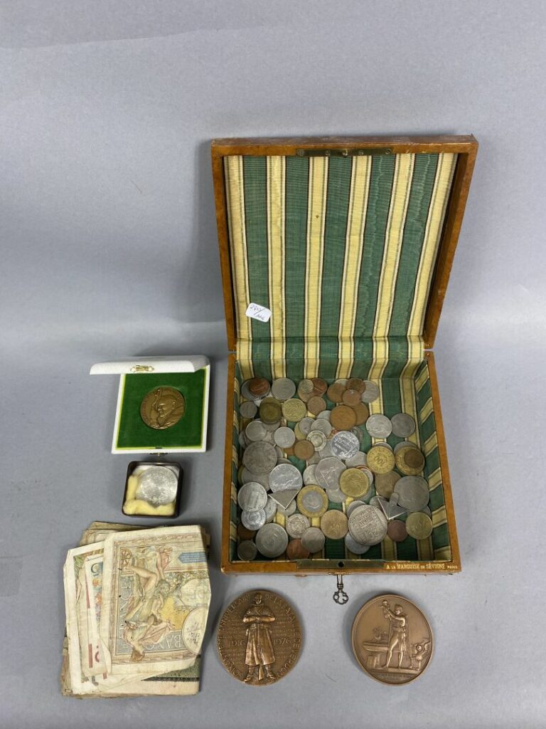 Ensemble de monnaies et médailles divers dans un coffret en cuir marqué "A la m…