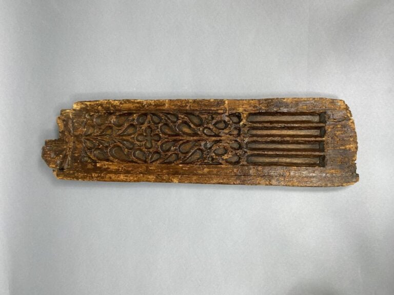 Ensemble de panneaux de bois sculpté comprenant une suite de deux panneaux scul…