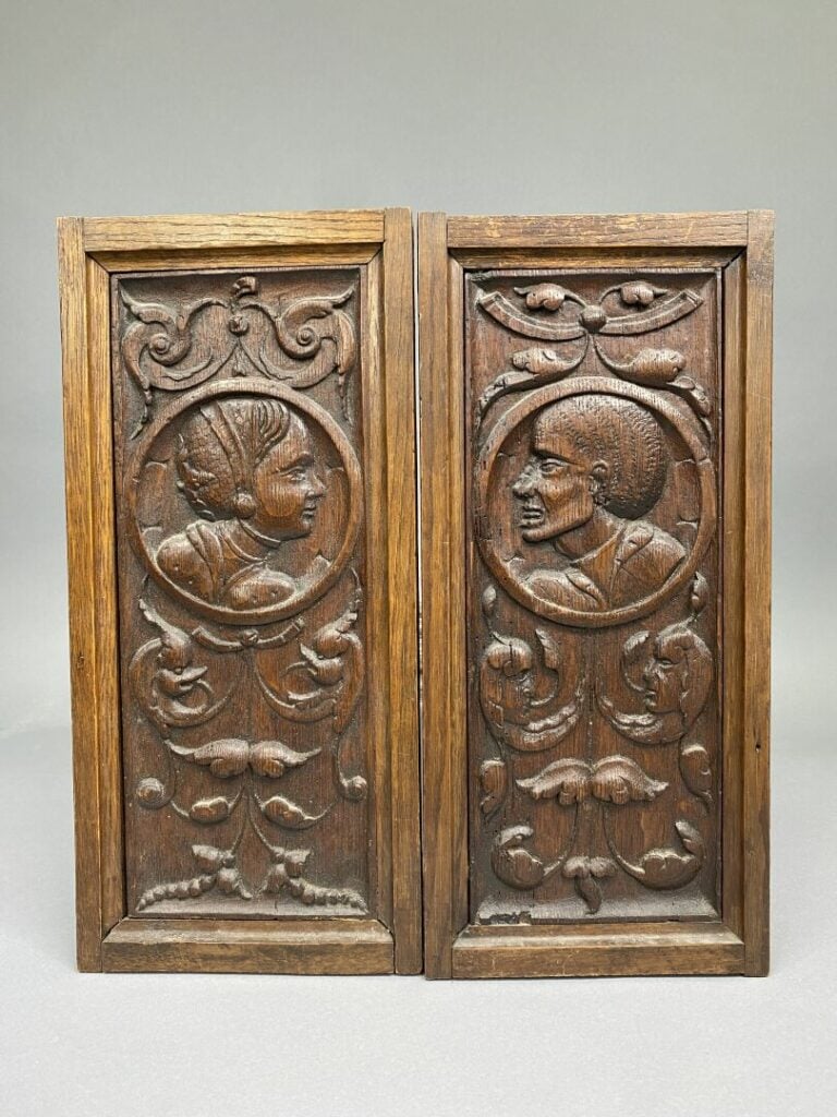 Ensemble de panneaux de bois sculpté comprenant une suite de deux panneaux scul…