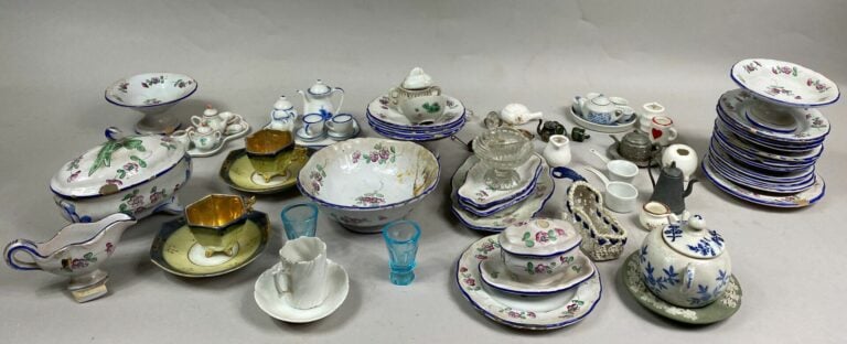 Ensemble de parties de dinette en faïence, porcelaine, étain et cuivre, modèles…