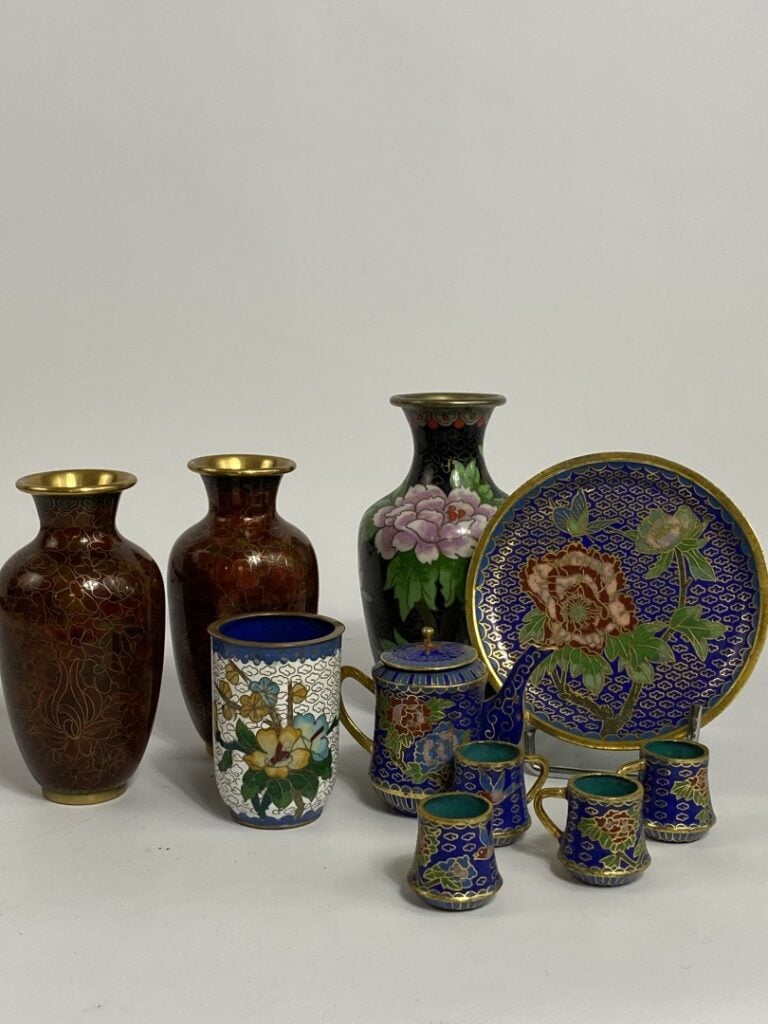 ENSEMBLE DE PIECES EN EMAUX CLOISONNES AU DECOR FLORAL - Comprenant - - un vase…