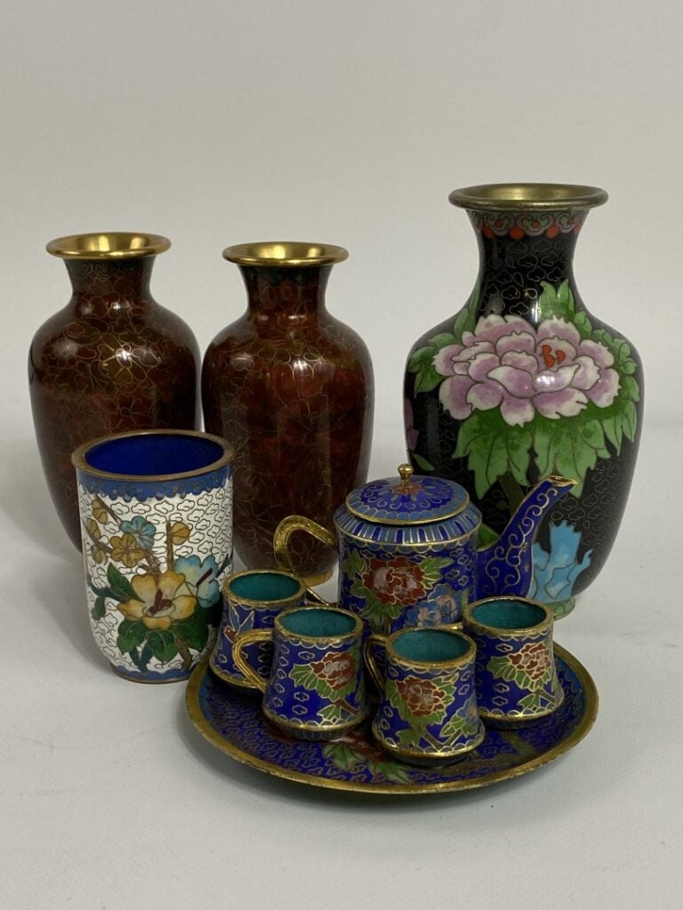 ENSEMBLE DE PIECES EN EMAUX CLOISONNES AU DECOR FLORAL - Comprenant - - un vase…
