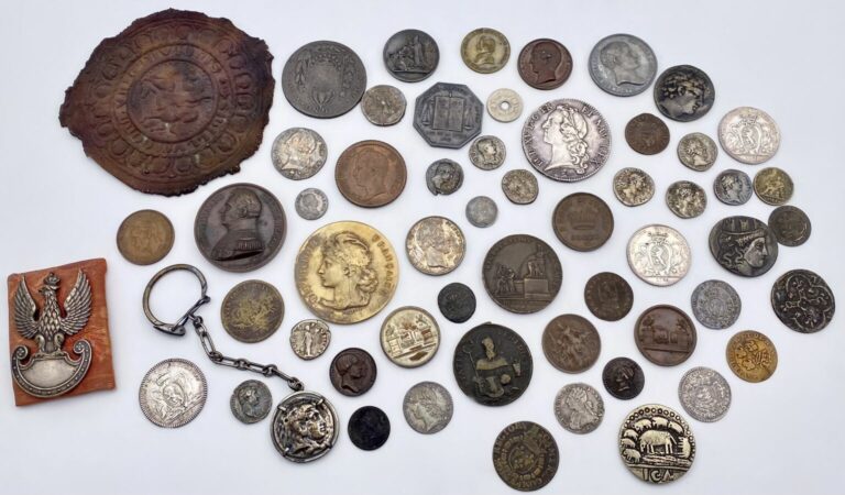 Ensemble de pièces et médailles anciennes diverses