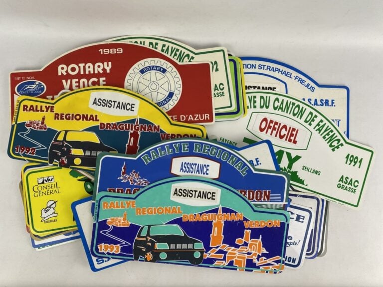 Ensemble de plaques de rallye en papier plastifié dont rallye de la Sainte Baum…