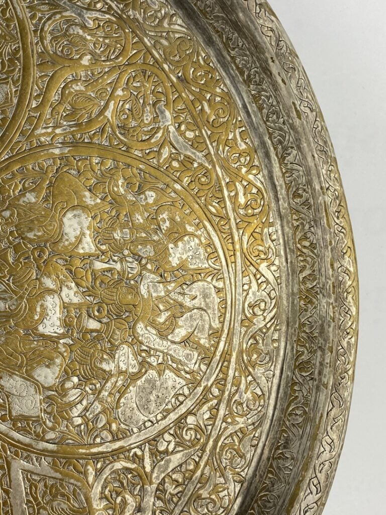 Ensemble de plateaux, bols et plats en alliage cuivreux - Iran - Riche décor ci…