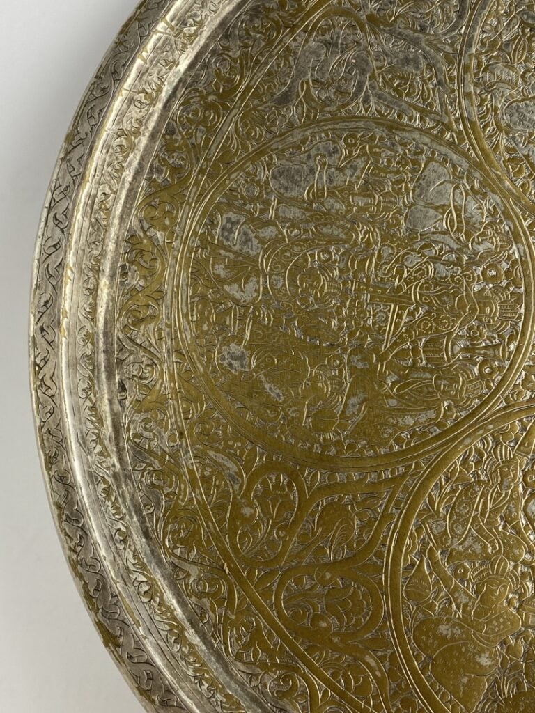 Ensemble de plateaux, bols et plats en alliage cuivreux - Iran - Riche décor ci…