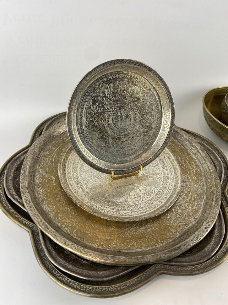 Ensemble de plateaux, bols et plats en alliage cuivreux - Iran - Riche décor ci…