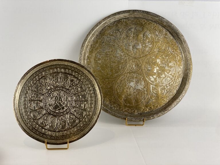 Ensemble de plateaux, bols et plats en alliage cuivreux - Iran - Riche décor ci…
