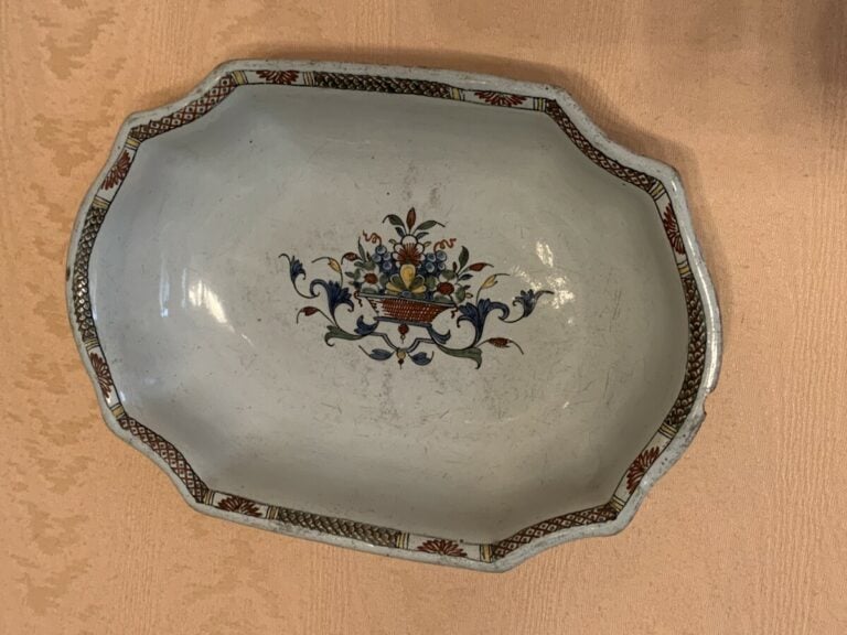 Ensemble de plats et assiettes en faïence comprenant : - - un plat ovale en faï…