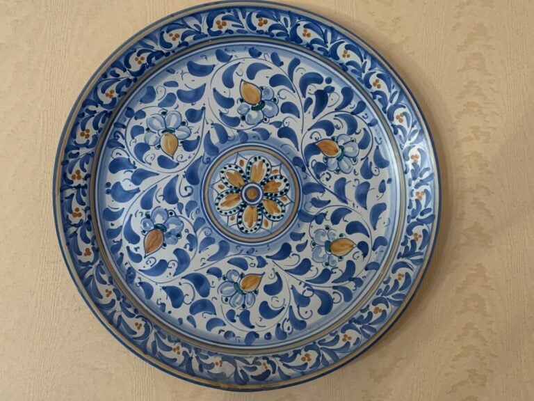 Ensemble de plats et assiettes en faïence comprenant : - -un plat ovale en faïe…