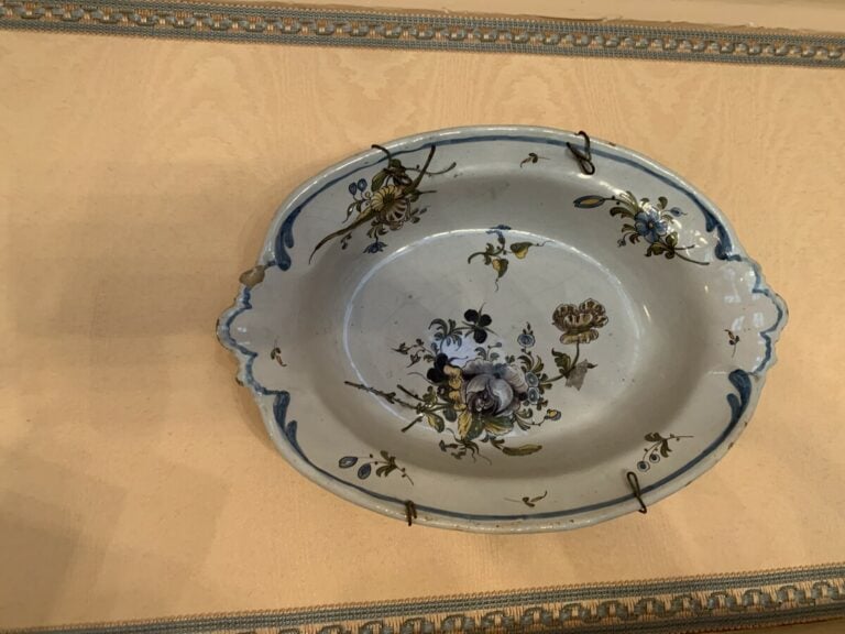 Ensemble de plats et assiettes en faïence comprenant : - -un plat ovale en faïe…