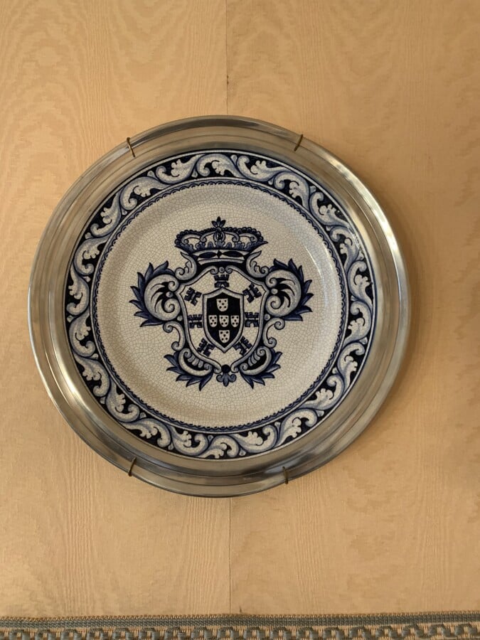 Ensemble de plats et assiettes en faïence comprenant : - -un plat ovale en faïe…