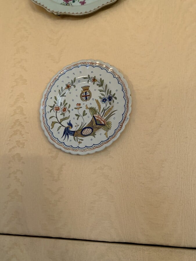Ensemble de plats et assiettes en faïence comprenant : - -un plat ovale en faïe…
