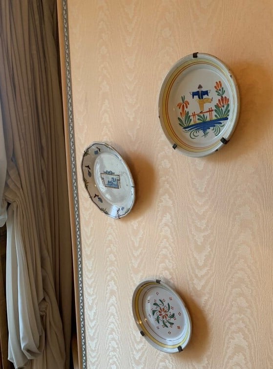 Ensemble de plats et assiettes en faïence comprenant : - -un plat ovale en faïe…