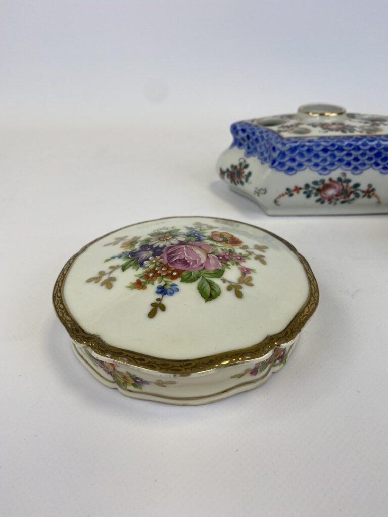 Ensemble de porcelaine comprenant un encrier SAMSON signé dans le gout de la co…