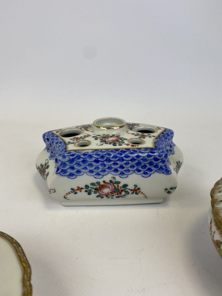 Ensemble de porcelaine comprenant un encrier SAMSON signé dans le gout de la co…